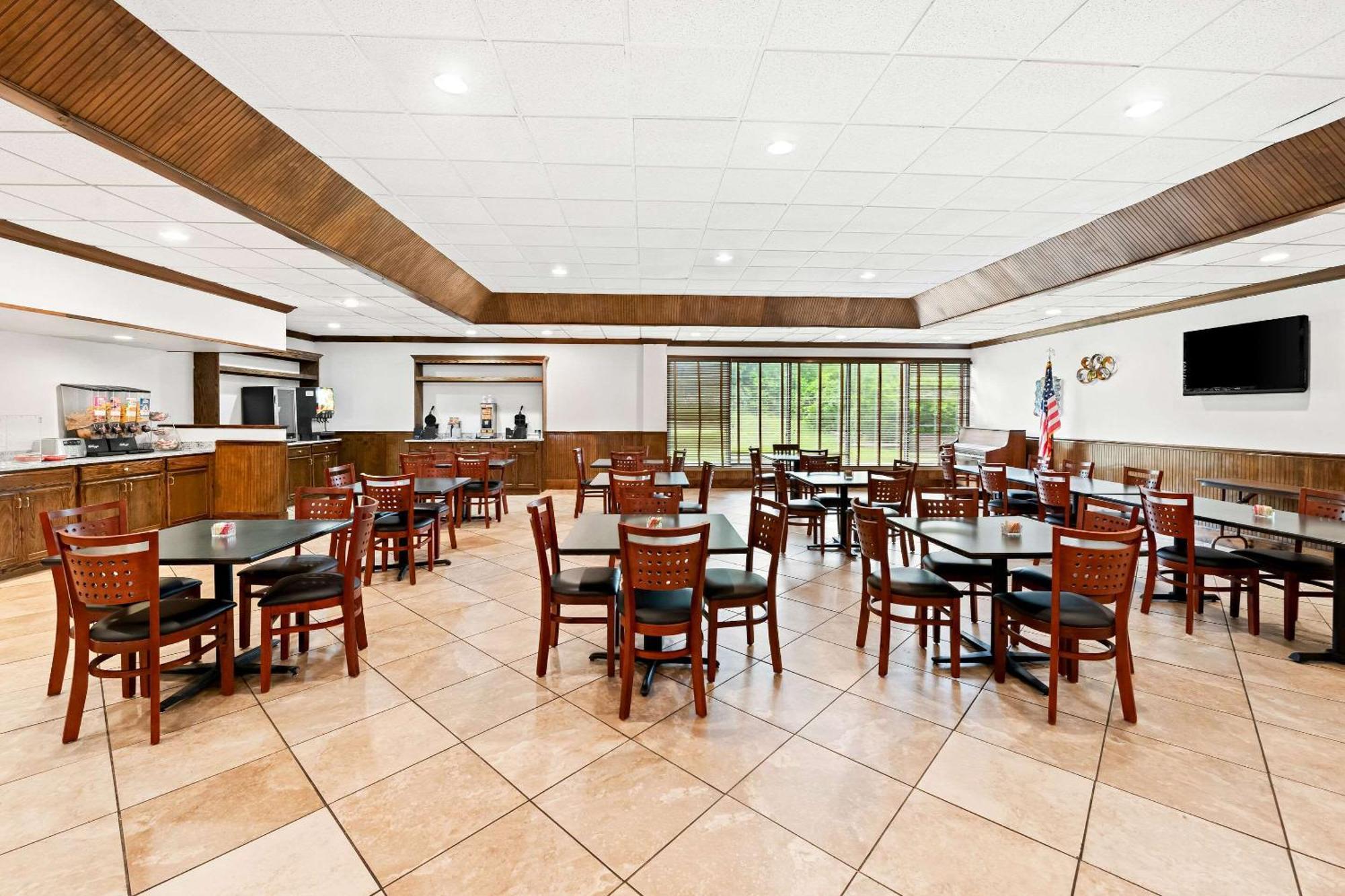 Inn Quality Dayton Airport 3*