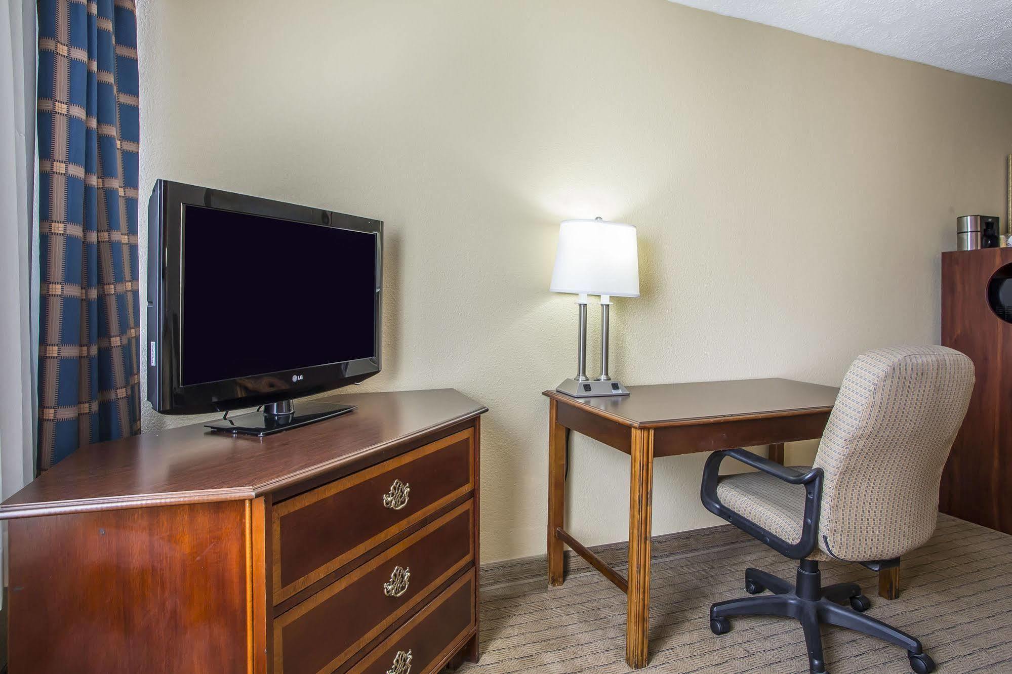 Inn Quality Dayton Airport 3*